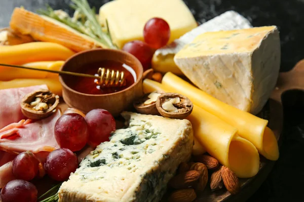 Board Tasty Cheese Honey Snacks Dark Background Closeup — Stock Photo, Image