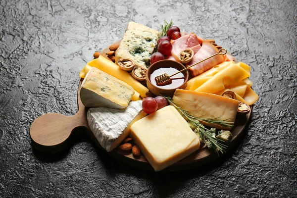 Board Tasty Cheese Honey Snacks Dark Background — Stock Photo, Image