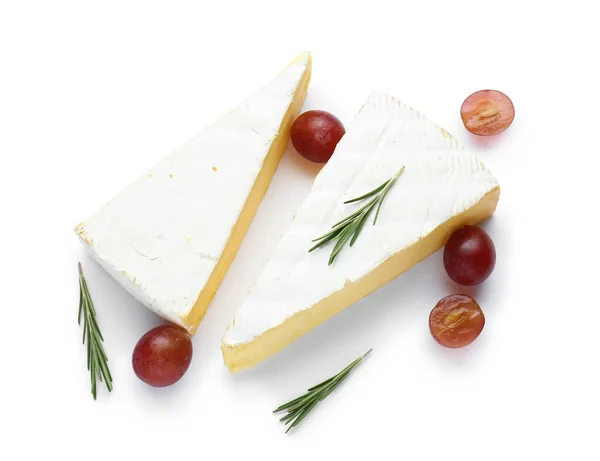 Beyaz Arka Planda Lezzetli Peynir Üzüm Parçaları — Stok fotoğraf