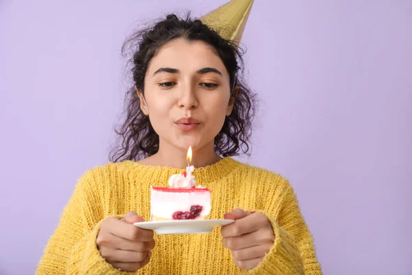 Mujer Joven Celebrando Cumpleaños Sobre Fondo Color — Foto de Stock