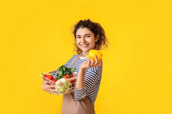 Junge Frau Mit Frischem Gemüse Auf Farbigem Hintergrund — Stockfoto