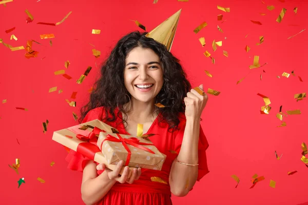 Mujer Joven Celebrando Cumpleaños Sobre Fondo Color — Foto de Stock