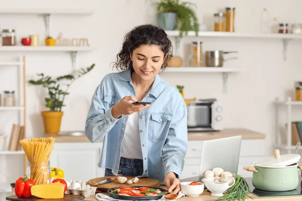 Jovem Mulher Tirando Foto Pizza Saborosa Cozinha — Fotografia de Stock