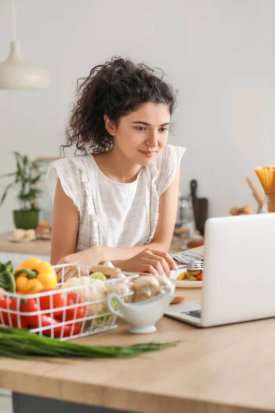 Young Woman Using Laptop While Eating Kitchen — Stock Photo, Image