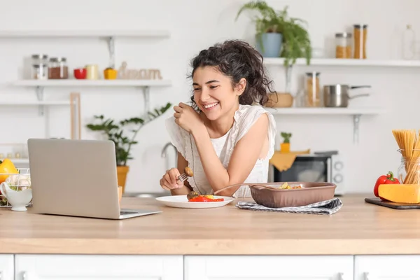 Young Woman Using Laptop While Eating Kitchen — Stock Photo, Image