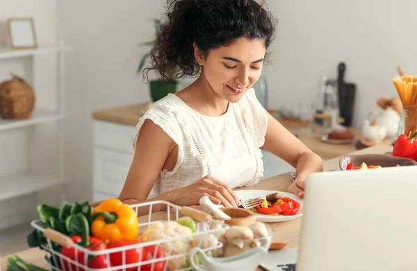 Jovem Mulher Comendo Prato Saboroso Cozinha — Fotografia de Stock