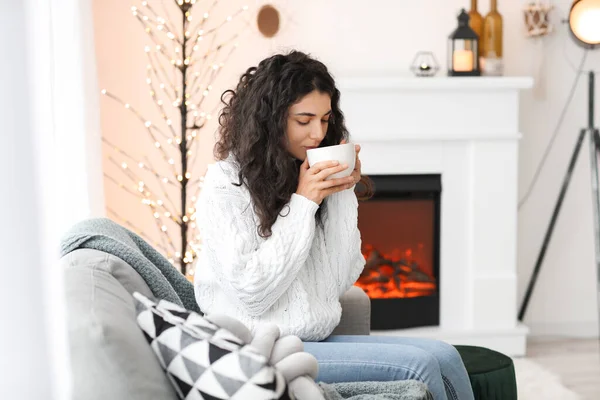 Mooie Vrouw Drinken Thee Buurt Van Open Haard Thuis — Stockfoto