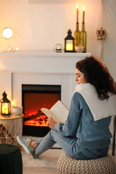 Evde Şöminenin Yanında Kitap Okuyan Güzel Bir Kadın — Stok fotoğraf