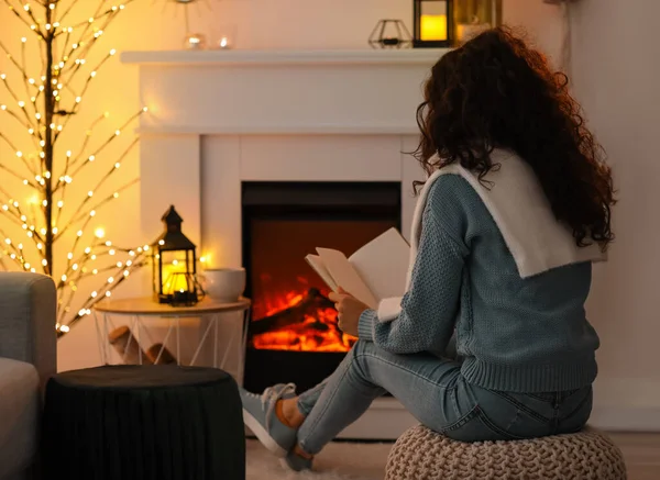 Schöne Frau Liest Buch Kamin Hause — Stockfoto