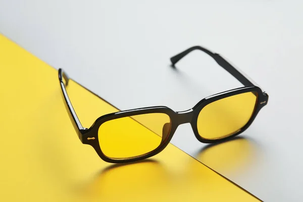 Renkli Arkaplanda Şık Güneş Gözlükleri Yakın Plan — Stok fotoğraf
