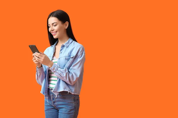 Mujer Joven Con Teléfono Móvil Sobre Fondo Color — Foto de Stock