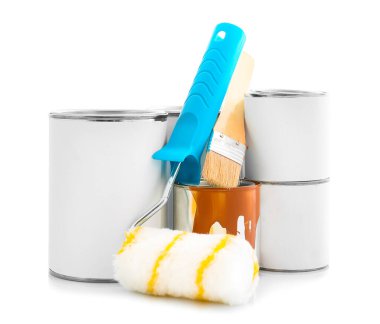 Beyaz arkaplanda boya ve araç gereçleri