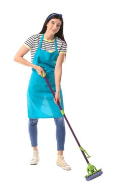 Beyaz arka planda yer paspası olan genç bir kadın.