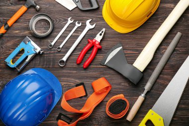 Ahşap arkaplanda bir takım araçlar