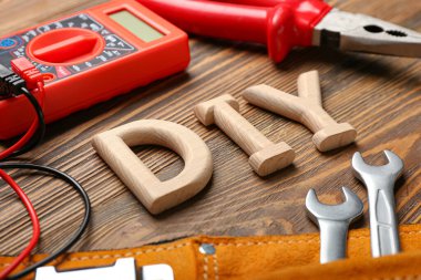 Ahşap arka planda araçlar ve kelime DIY seti, yakın plan