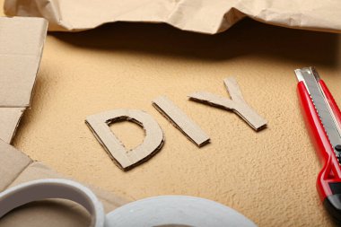 Renkli arka planda kelime ve bıçak, yakın plan