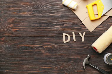 Ahşap arkaplanda araçlar ve kelime DIY kümesi