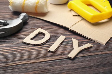 Ahşap arka planda araçlar ve kelime DIY seti, yakın plan