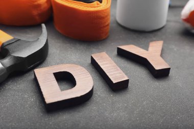 Koyu arkaplan üzerinde araç ve kelime DIY seti, yakın plan