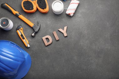 Koyu arkaplanda araç ve kelime DIY kümesi