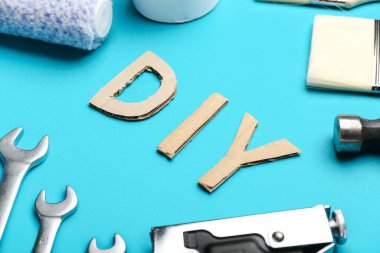 Renk arkaplanı üzerindeki araçlardan ve sözlük DIY 'den oluşan çerçeve, kapat