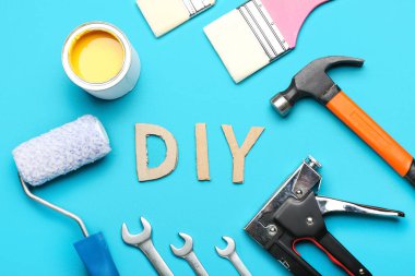 Renk arkaplanındaki araçlardan ve DIY sözcüğünden oluşan çerçeve