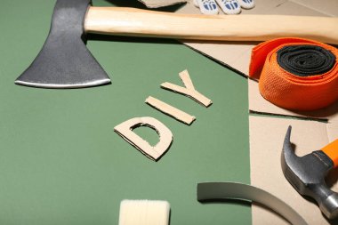 Renk arkaplanı üzerine araç ve kelime DIY kümesi, yakın plan