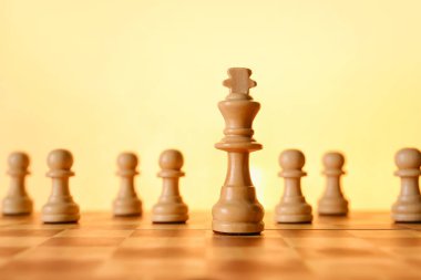 Renkli arkaplanda satranç taşları ve oyun tahtası