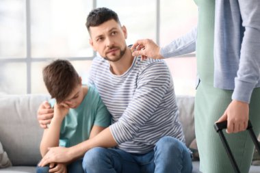 Alyans tutan kadın ve ailesi evde. Boşanma kavramı