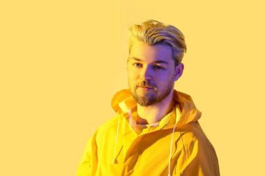 Renkli arka planda yakışıklı bir gencin tonlu portresi.