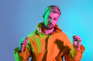 Renkli arka planda yakışıklı bir gencin tonlu portresi.