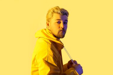 Renkli arka planda yakışıklı bir gencin tonlu portresi.