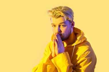 Renkli arka planda yakışıklı bir gencin tonlu portresi.