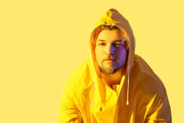 Renkli arka planda yakışıklı bir gencin tonlu portresi.