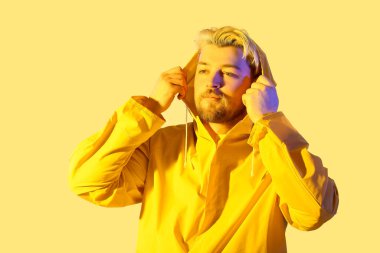 Renkli arka planda yakışıklı bir gencin tonlu portresi.