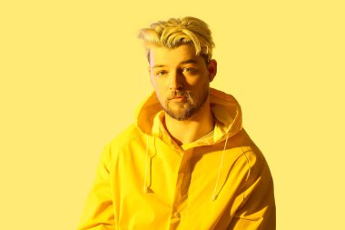 Renkli arka planda yakışıklı bir gencin tonlu portresi.