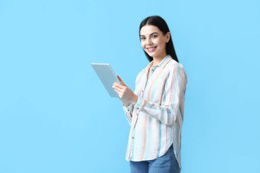 Renkli tablet bilgisayarlı güzel bir genç kadın.