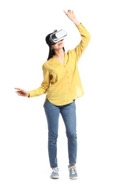 Beyaz arka planda VR gözlüklü genç bir kadın.