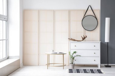 Aynalı ve çekmeceli modern bir oda.