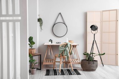 Odasında ayna olan şık bir iş yeri.