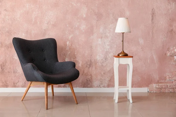 Fauteuil Stijlvolle Lamp Buurt Van Kleur Muur Kamer — Stockfoto