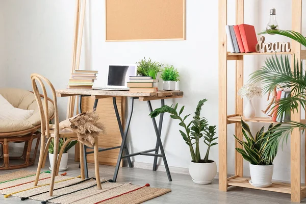 棚ユニット付きの快適な職場 部屋の内部の本や観葉植物 — ストック写真