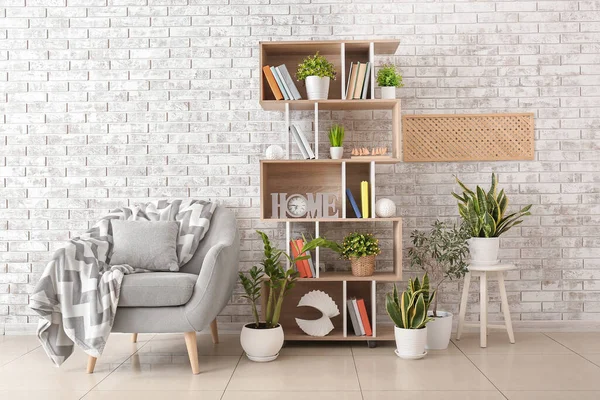 Unidade Prateleira Com Livros Plantas Sala Poltrona Interior Sala Luz — Fotografia de Stock