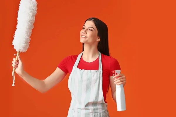 Mujer Joven Con Cepillo Polvo Detergente Sobre Fondo Color — Foto de Stock