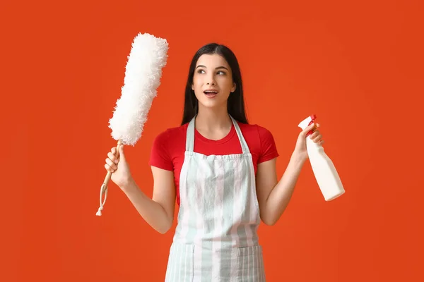 Mujer Joven Con Cepillo Polvo Detergente Sobre Fondo Color — Foto de Stock