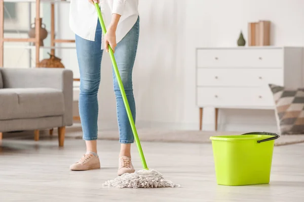 Junge Frau Wischt Boden Ihrer Wohnung — Stockfoto