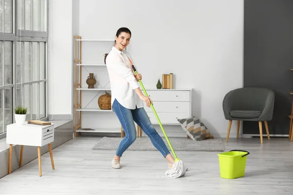 Młoda Kobieta Dobrze Się Bawi Myjąc Podłogę Mieszkaniu — Zdjęcie stockowe