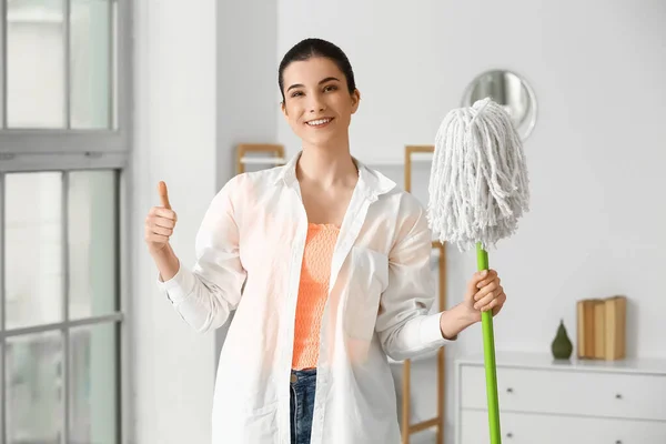 Junge Frau Mit Bodenwischer Hause — Stockfoto