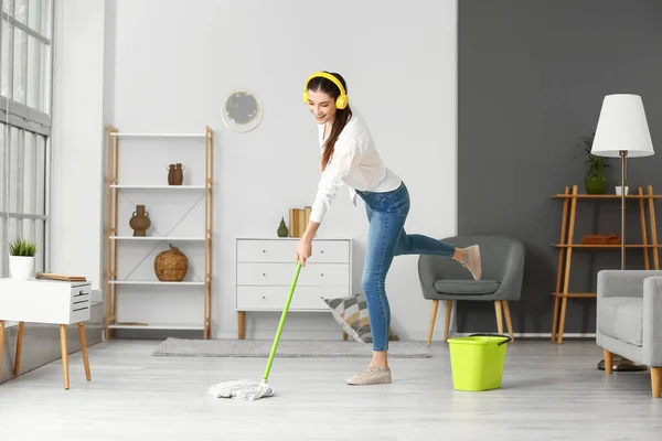 Young Woman Having Fun While Mopping Floor Her Flat — Stock Photo, Image