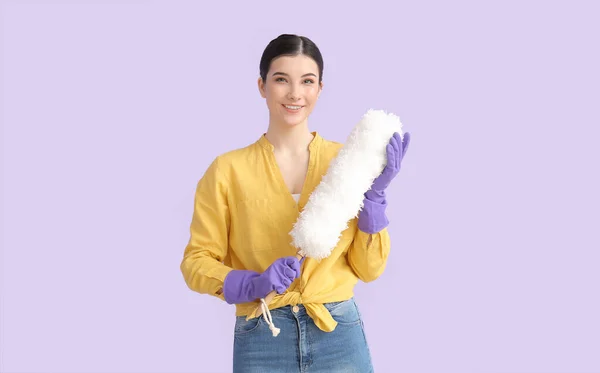 Mujer Joven Con Cepillo Polvo Sobre Fondo Color — Foto de Stock